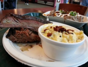 samuel-chee-pecan-lodge-dallas-texas-brisket-and-mac-and-cheese